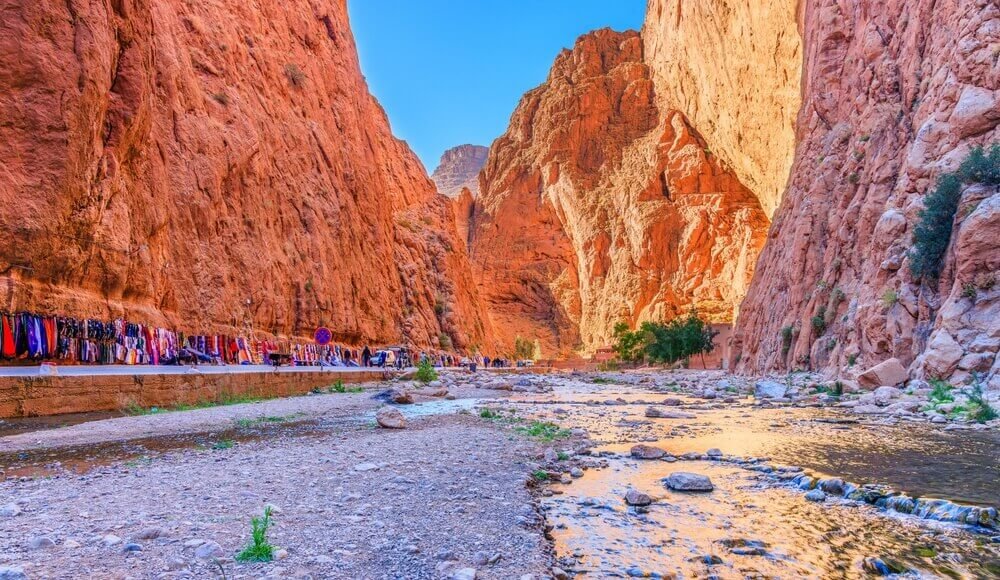 Impresionante vista de las Gargantas del Todra durante un tour de 3 días desde Marrakech, con sus altos acantilados y formaciones rocosas - View 2